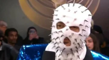 قناع مسامير غريبة.. رامز جلال يلفت الأنظار في جوايز جوي السعودية